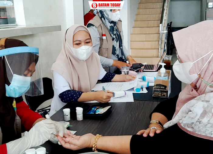 Sebelum divaksin, Ketua DPRD Anambas, Hasnidar mengikuti skrining